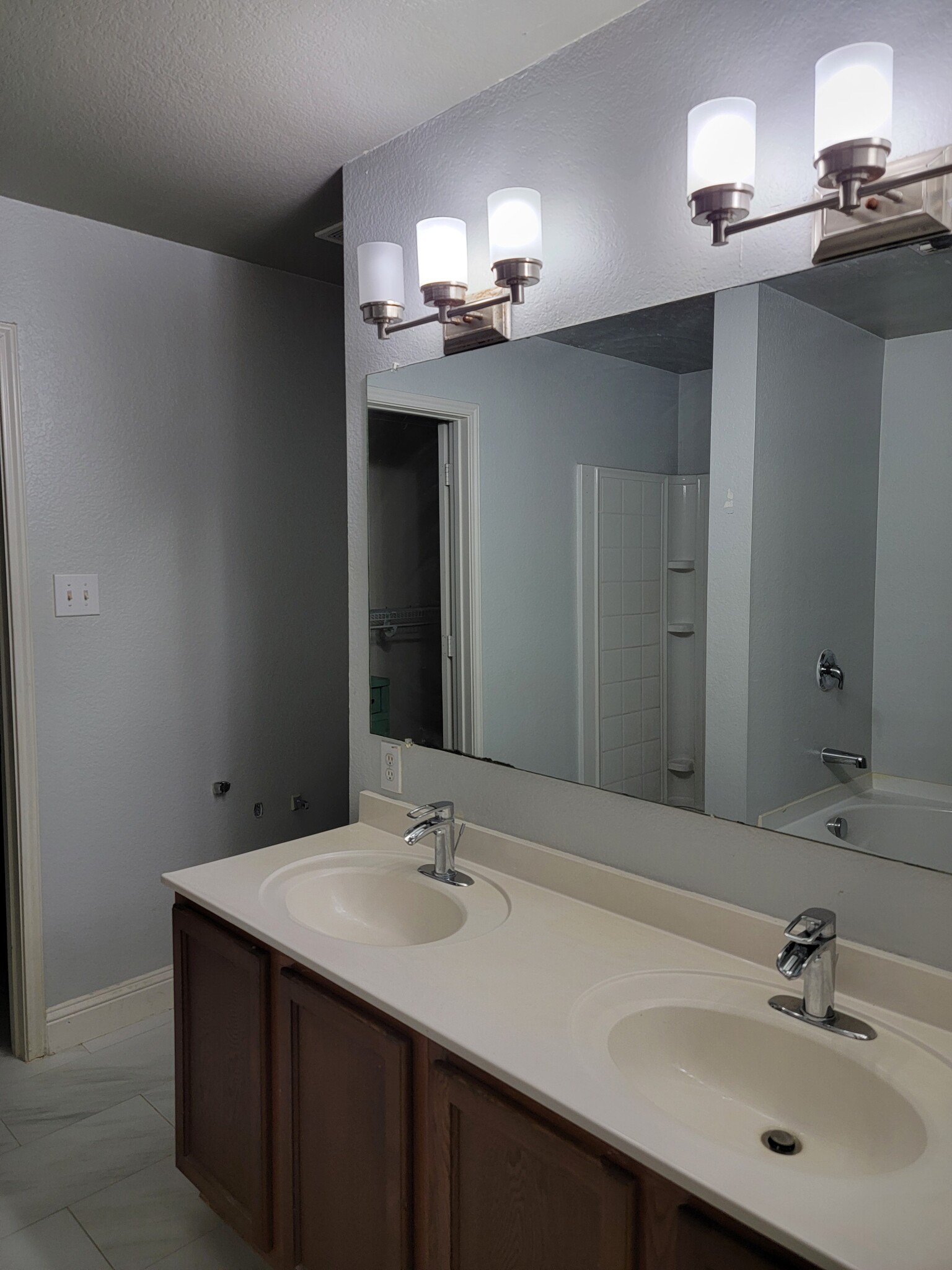 Building Photo - 1330 Rusk Dr