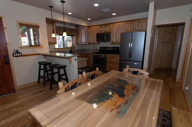 Building Photo - Comfy Getaway on Temple Ln.