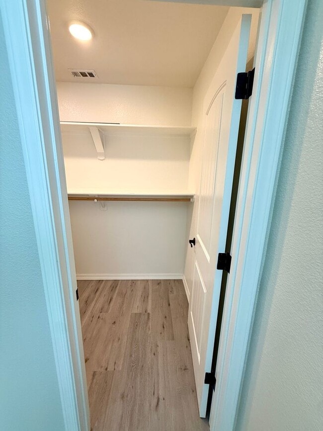 Building Photo - Modern 3 Bed, 2 Bath Home with Open Floor Plan & New Flooring – Fort Mohave- Available Now!