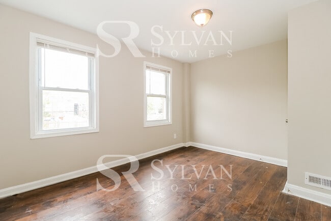Building Photo - Enjoy low-maintenance living in this 2 bedroom, 1.5 bathroom townhome