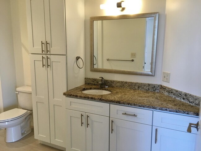 Building Photo - 875 Elm St