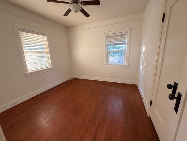 Building Photo - Cute home in Ventura Avenues includes garage for storage and a parking spot