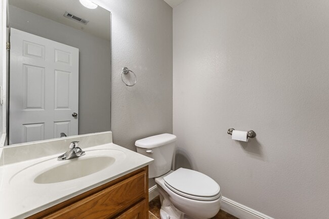 Building Photo - Great size duplex in Gravette!