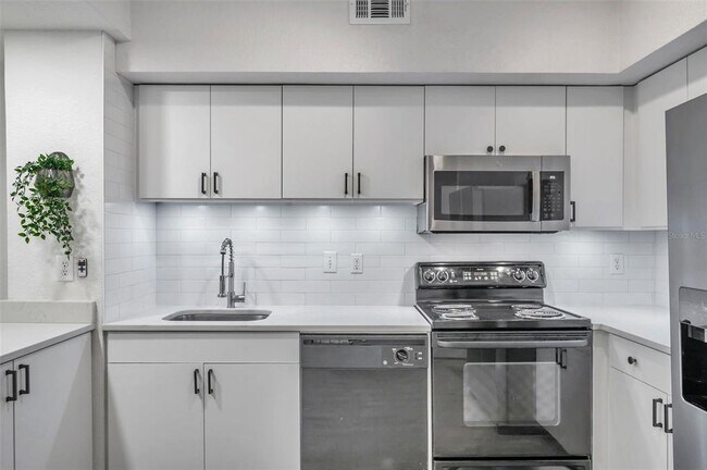 Building Photo - 520 S Armenia Ave