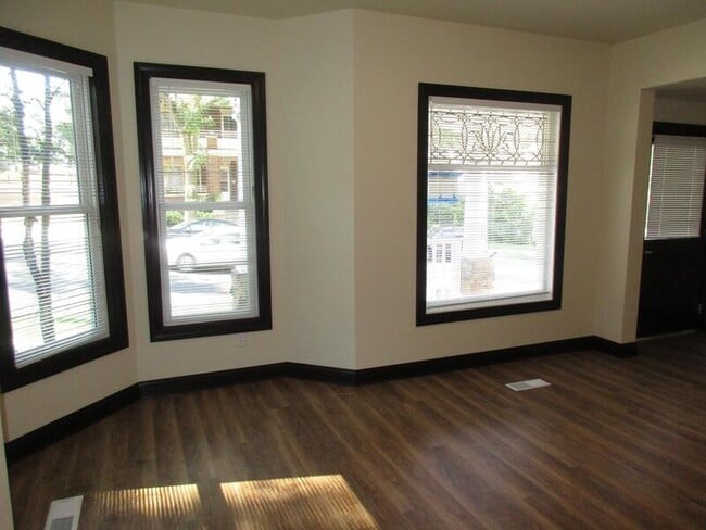 Building Photo - 141 E Gorham St