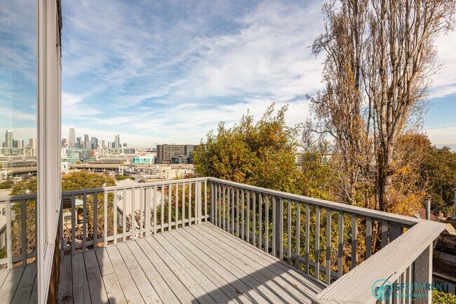 Building Photo - Potrero Hill: Remodeled Top Floor with City Views, Bonus Room & 2 Car Parking