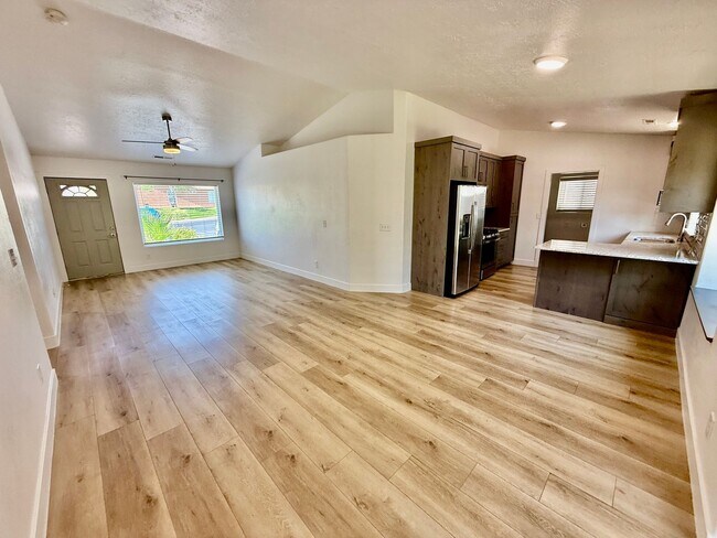 Building Photo - Four Bedroom Remodeled Home in Red Cliffs