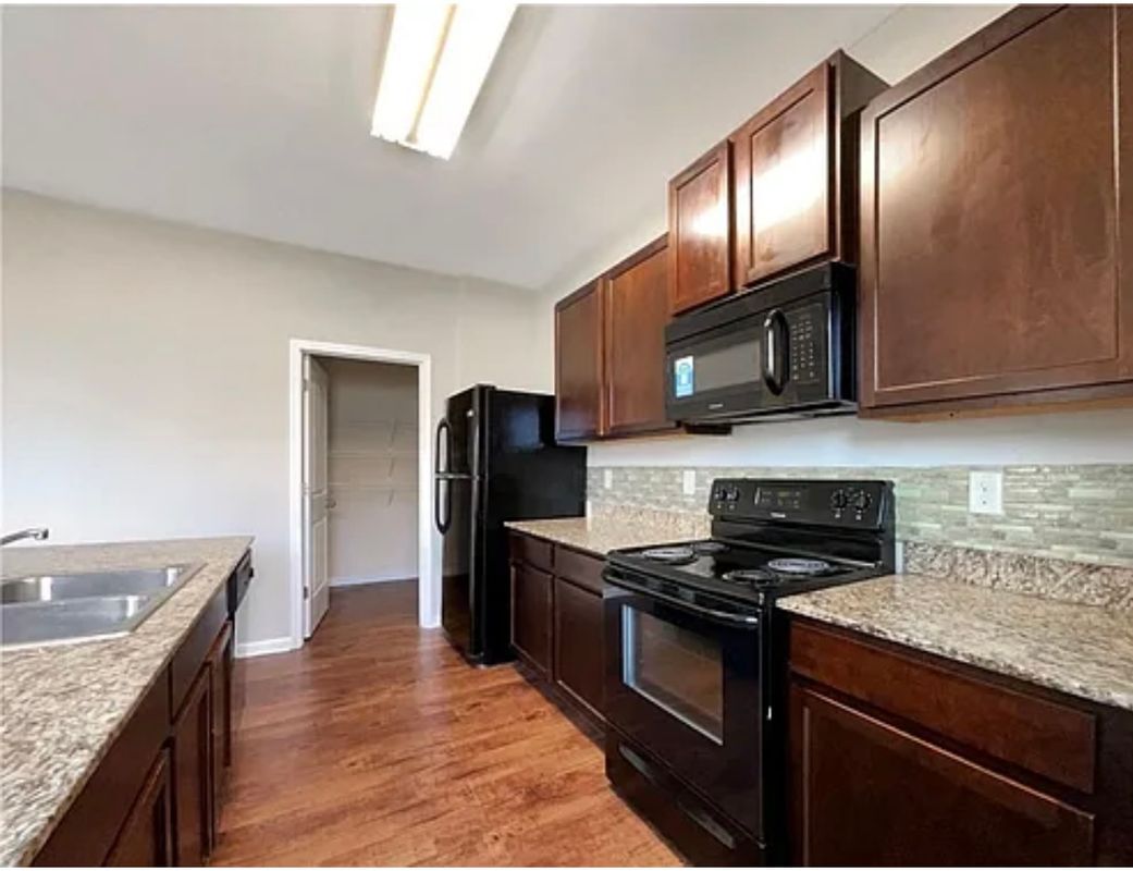 Building Photo - 444 Lake Ridge Ln