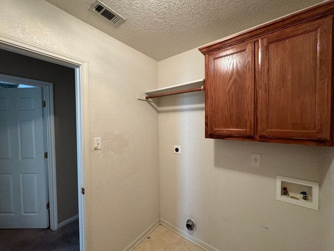 Building Photo - 4201 Lost Oak Dr