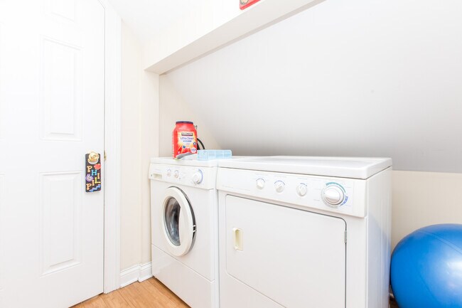 Building Photo - Massive 4bed/2bath DUPLEX in the HEART of Bucktown/Wicker Park! In-Unit Laundry! Central Air!