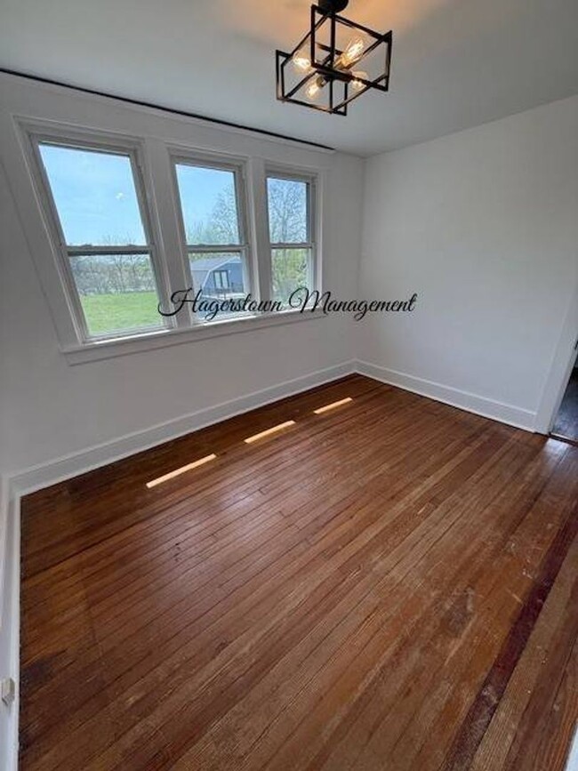 Building Photo - 3 BR W Oak Ridge Dr