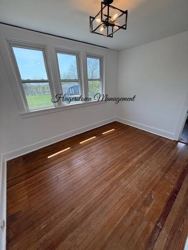 Building Photo - BEAUTIFUL HOME ON W OAK RIDGE