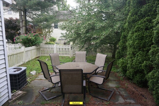 Building Photo - 10 Carlyle Ct