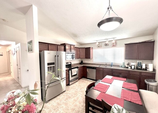 Building Photo - SW Home with great floorplan and private b...