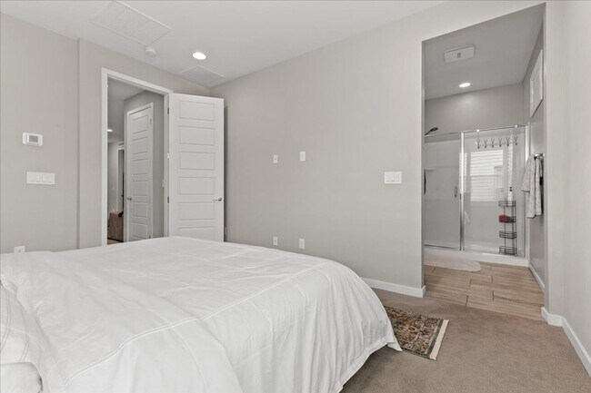 Building Photo - Luxurious, Modern, Completely Renovated 3 ...
