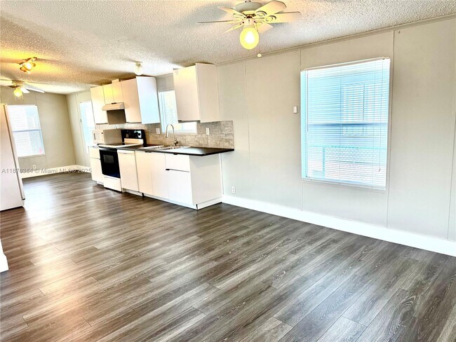 Building Photo - 220 NE 12th Ave