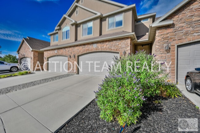 Building Photo - Mid-Row Townhome in Riverton