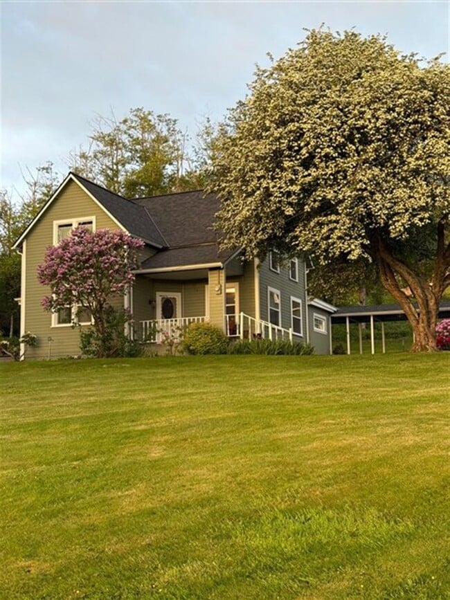 Building Photo - 4 Bedroom, 1 Bathroom Home in Bow!