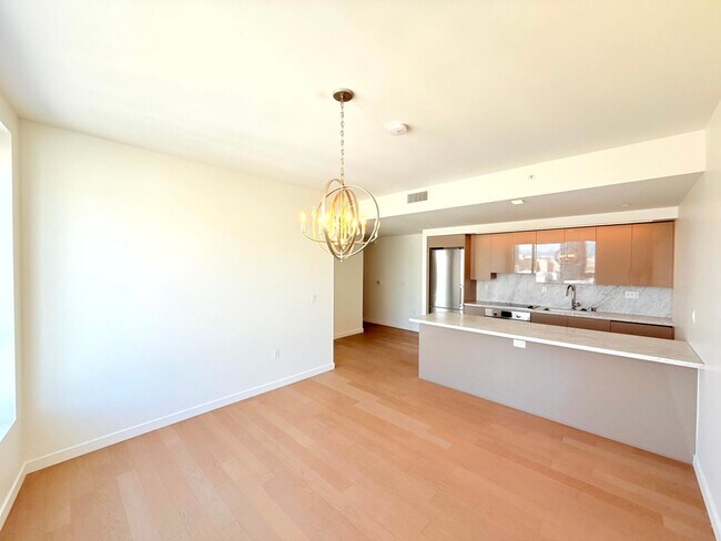 Building Photo - ***MOVE-IN SPECIAL 2 WEEKS FREE RENT***Very Unique Spacious Two Bedroom - Two bath luxury Condo w...