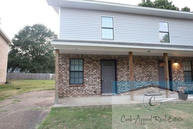 Building Photo - Fully renovated 2 bed 2 bath townhouse