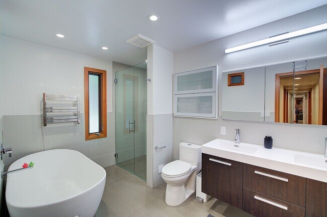 Building Photo - 4bd/3ba Sammamish House