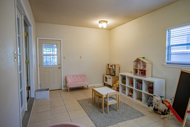 Building Photo - 4 Bedroom 2 Bathroom