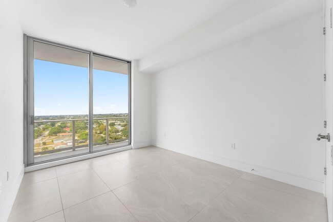 Building Photo - 220 Lake Shore Dr