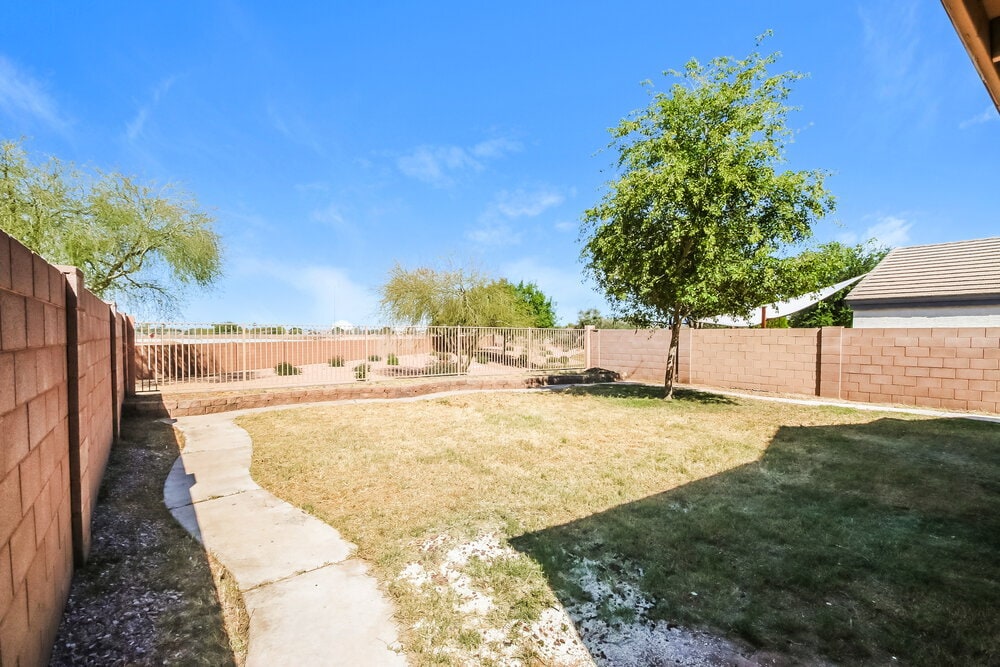 Building Photo - 452 S Sabrina
