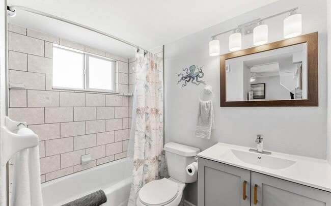Building Photo - 211 Circle Dr
