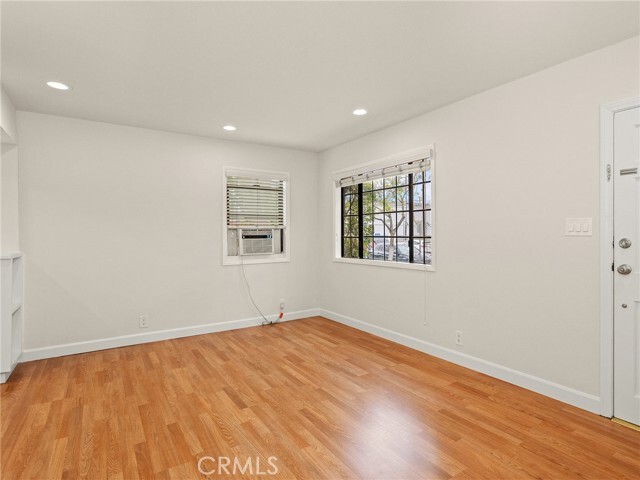 Building Photo - 927 N Screenland Dr