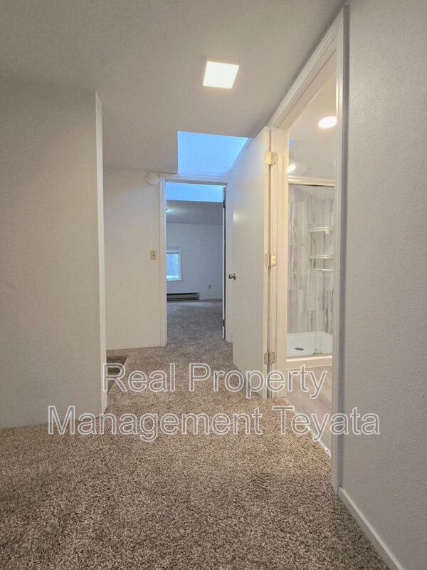 Building Photo - 2475 Yew Street Rd