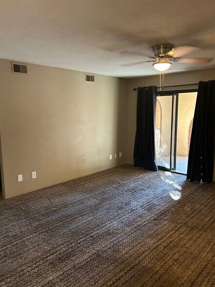 Large Living room - 451 W Yucca Ct