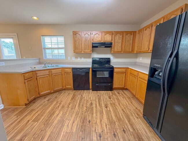 Building Photo - 3 Bedroom 2.5 Bath Single Family Home with Fenced Backyard!