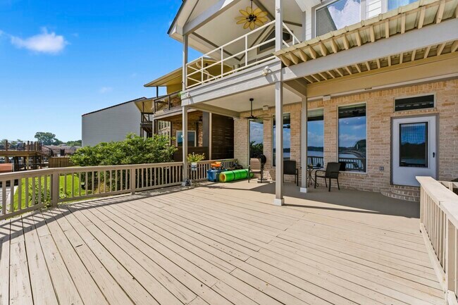 Building Photo - 1208 Lake View Dr