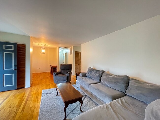 Building Photo - Large Furnished Rancher that Includes Lawn Maintenance and Bonus Room