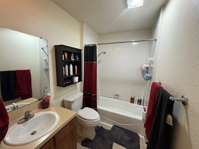 Building Photo - 8811 Pineridge Dr