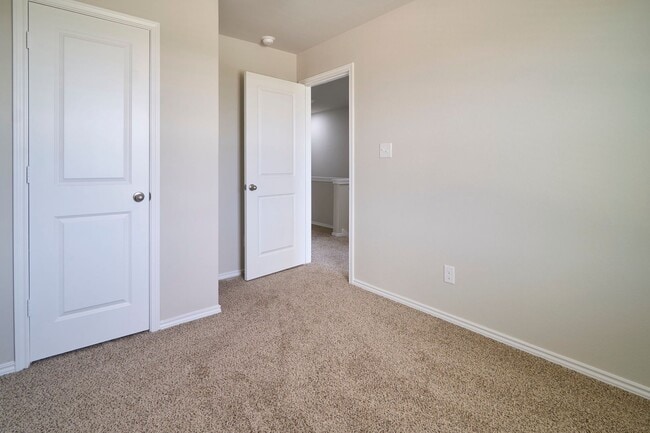 Building Photo - Hunters Ranch Beauty! 3 Bedrooms 2 1/2 Bath Townhome