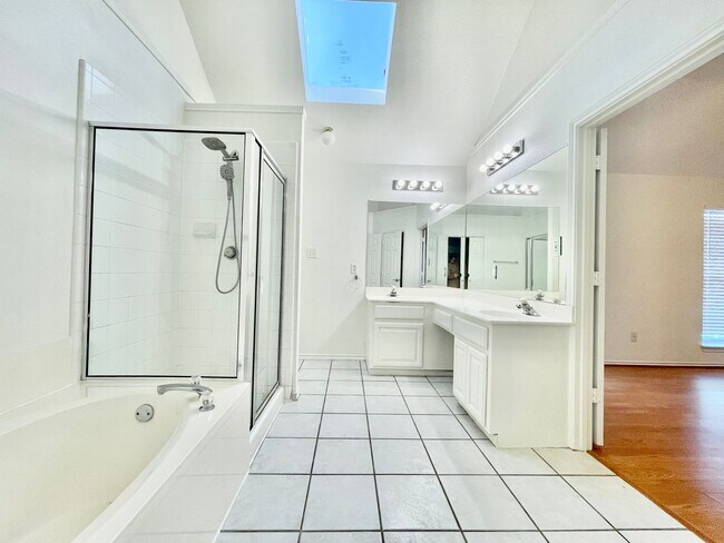 Building Photo - Recently updated home minutes from Grandscape