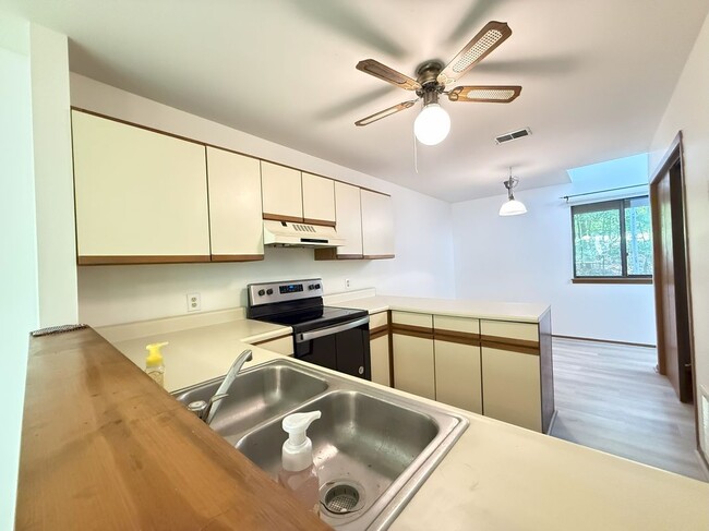 Building Photo - 134 English Ct