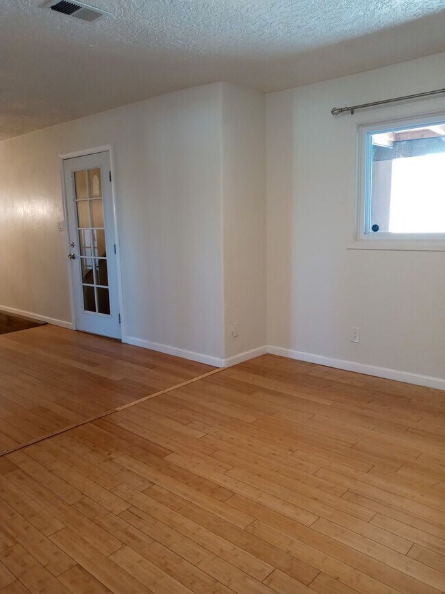 Building Photo - FIVE BEDROOMS!