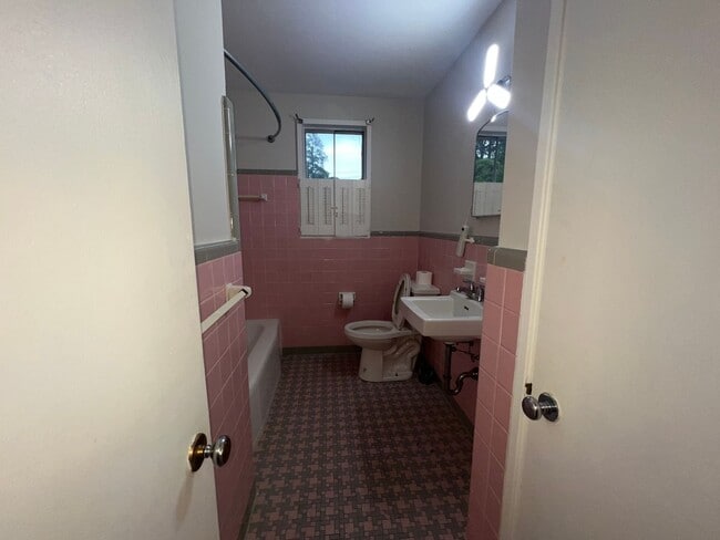 Building Photo - 4 bedroom  2 bathroom single family home