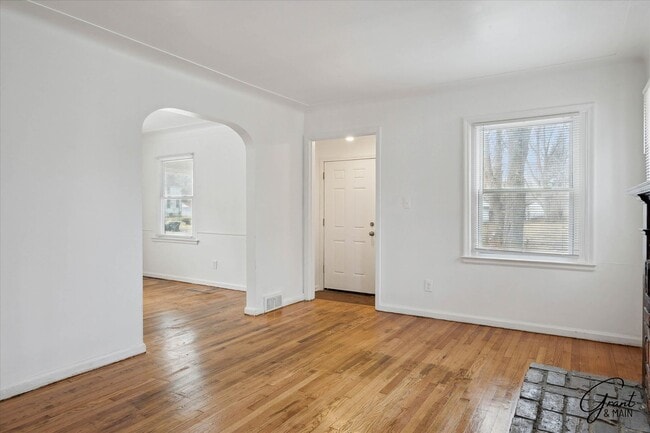 Building Photo - $1,250 - Charming 3 Bedroom Bungalow - Det...