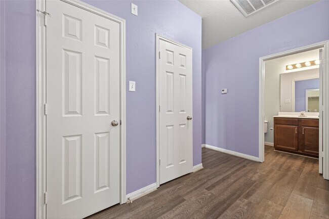 Building Photo - 30914 W Lost Creek Blvd