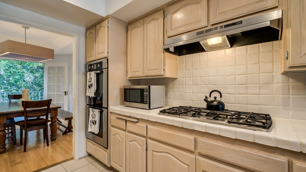 Building Photo - 2025 S Beverly Glen Blvd