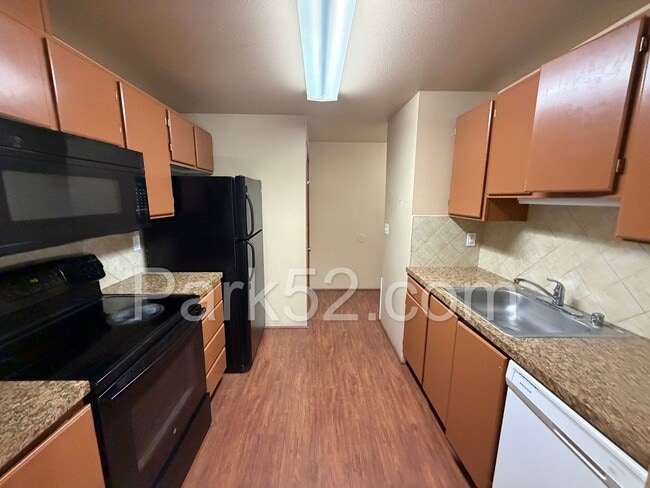 Building Photo - 1st Full Month Free! Puyallup Area 2 Bedroom 2nd Floor Apartment
