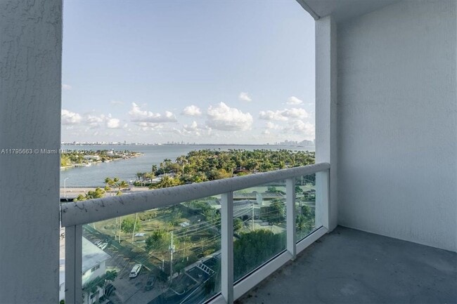 Building Photo - 7910 Harbor Island Dr
