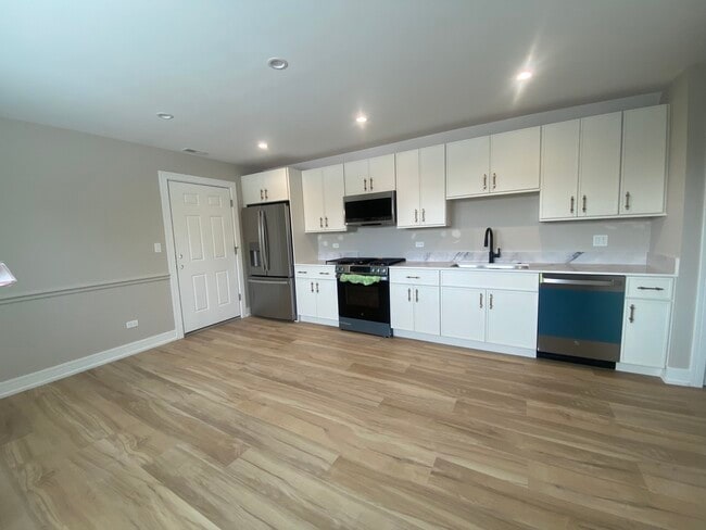 Building Photo - 2934 N Avers Ave