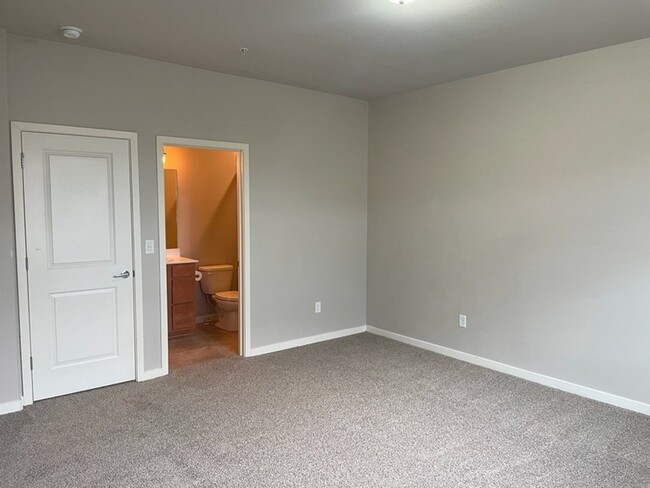 Building Photo - Two Bedroom Townhouse In North Reno...