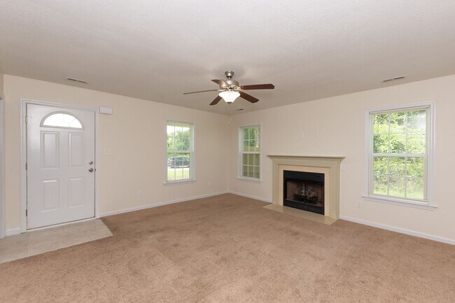 Building Photo - 3 Bedrooms and a bonus room in Richlands (Will include lawn service with increased rents)