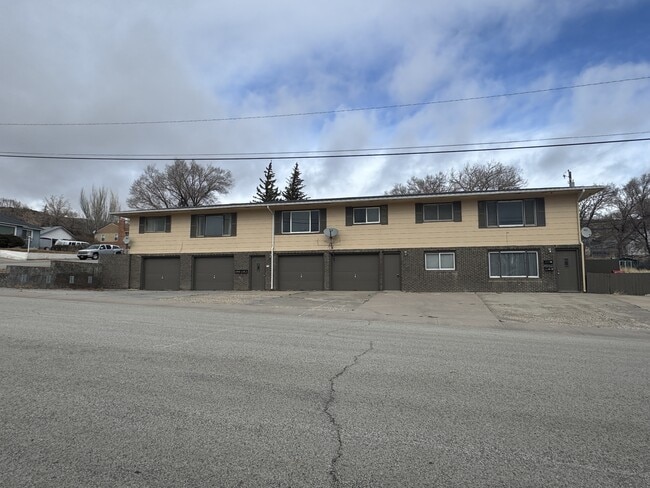 Building Photo - 917 Alder St